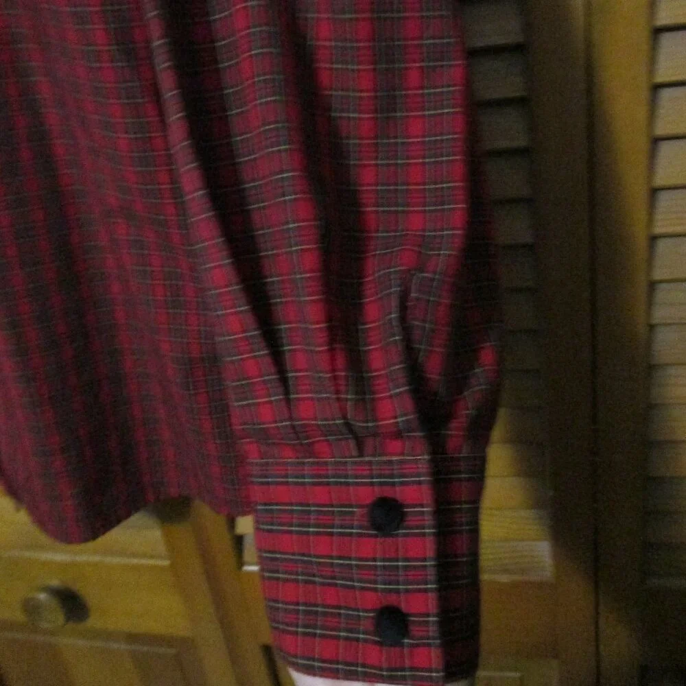 Karen Scott top Christmas plaid with dogs, velvet collar & buttons size 2x - Picture 9 of 12